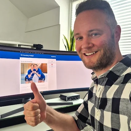 Dominik Huber bei der Arbeit in seinem HomeOffice am Ammersee